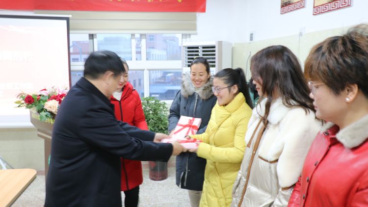 聚智众筹 向美而行——南阳市杨天端名班主任工作室启动仪式