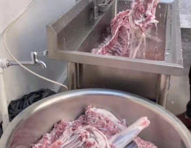 山东泰安小伙卖羊肉汤，120元一斤日煮10头羊，号称本地第一锅