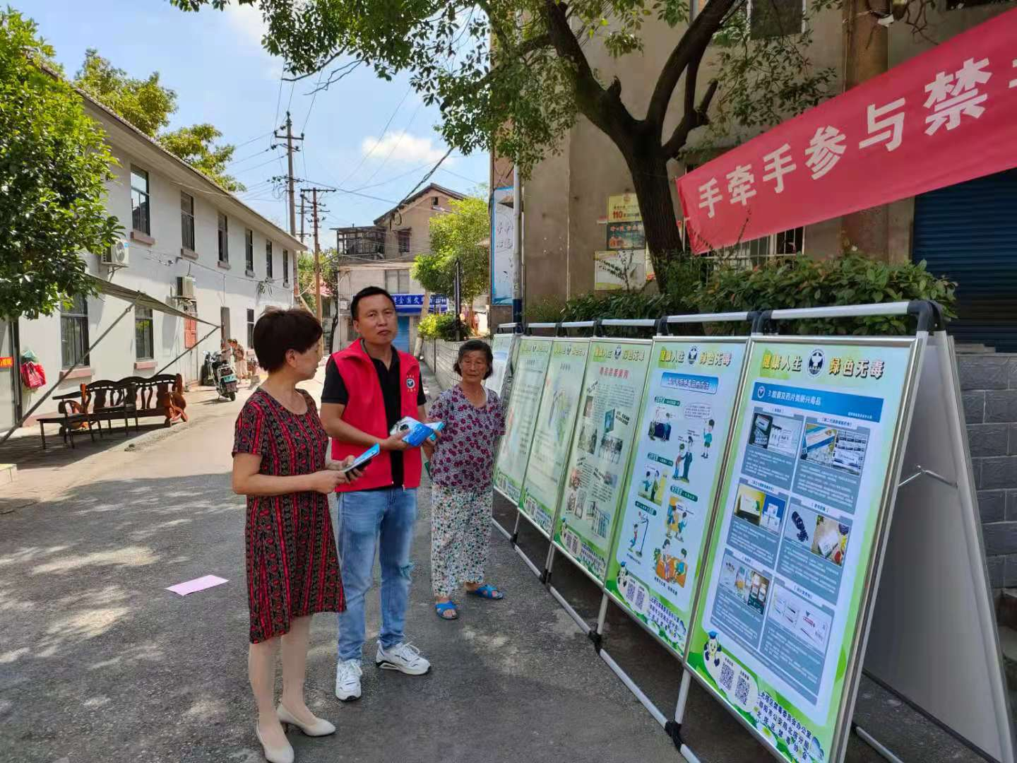 新滩镇街道政法队伍党支部开展普法宣传主题党日活动