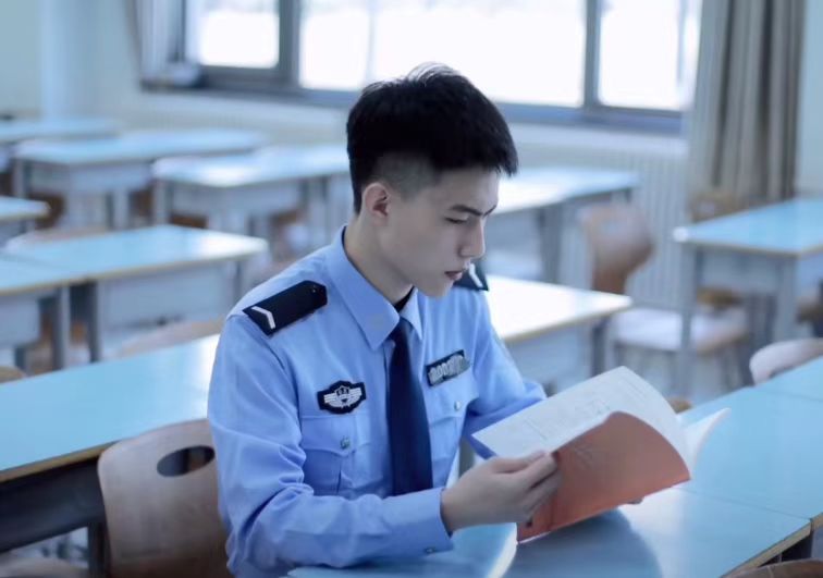 中国人民公安大学男生走红，身高1米8外形硬朗帅气，不愧是警校生