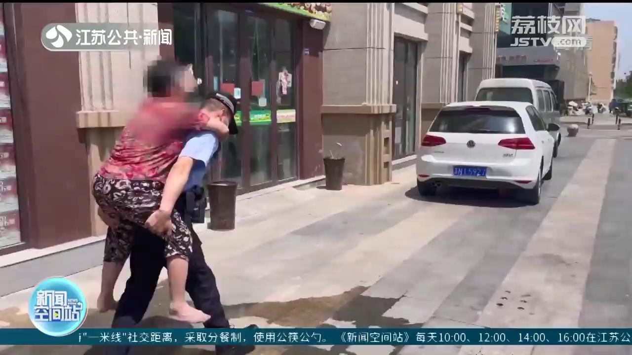 八旬老人赤脚迷路 宿迁民警及时救助送她回家