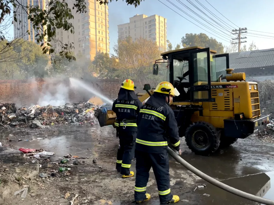 九江一加油站旁突然起火 ！环卫洒水车出手了