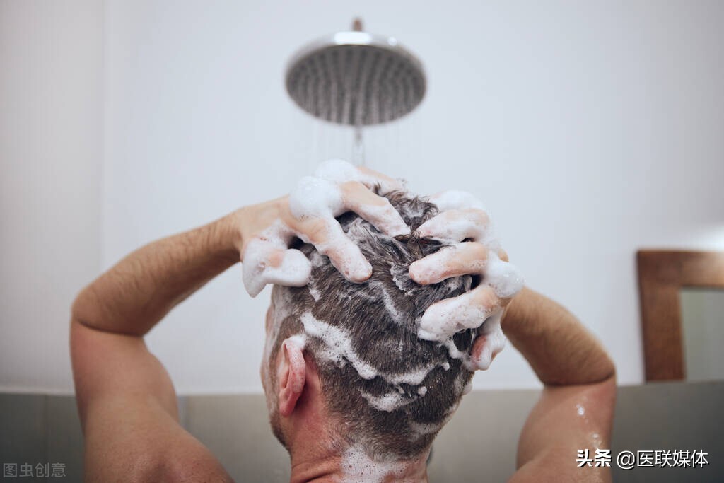 “早洗灭阳气，晚洗生湿气”是真的？这2件事洗头不建议做