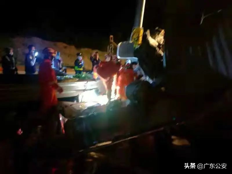 变道、急刹、加速……网约车司机隧道里危险驾驶，吓坏人！