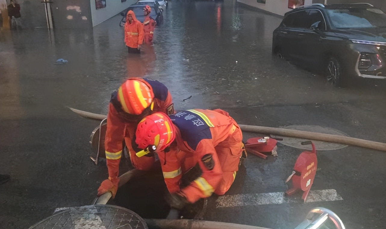 昨天，一场暴雨袭击贵阳！市区多路段出现内涝，消防紧急救援