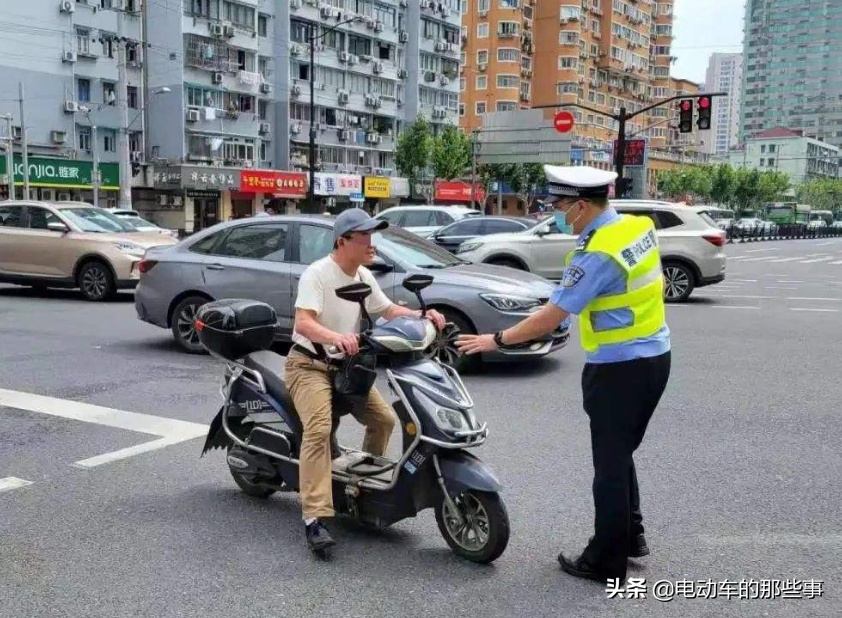 只要有这1个驾照，两轮/三轮/四轮电动车随便开，摩托车也可以骑