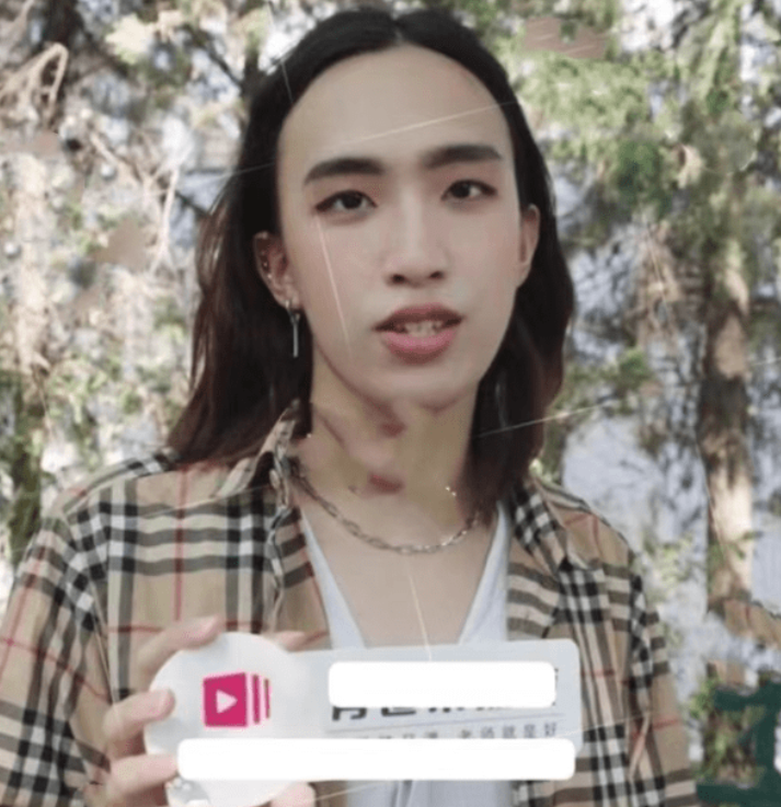 男大学生接受采访，长发造型惹争议，但举止间却堪称“人间清醒”