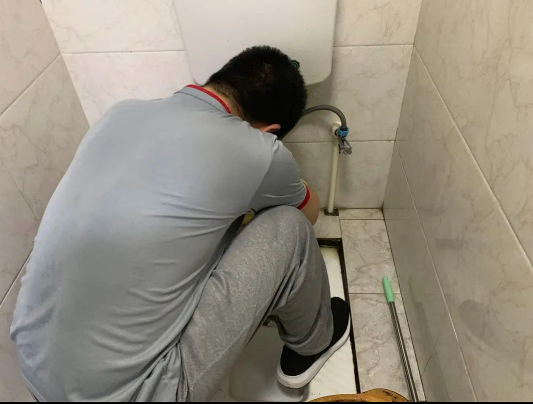 年赚76亿，逼走老字号！比文峰还土的修脚店，凭什么这么火？