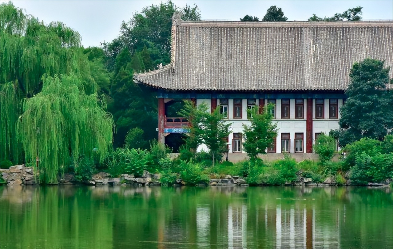 中国10所“最美”大学，清华北大上榜，厦门大学深受大学生们青睐