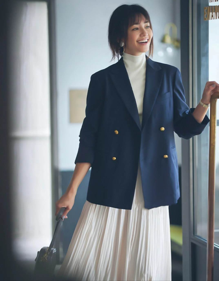 一,什么样的百褶半身裙搭配西装更时髦?