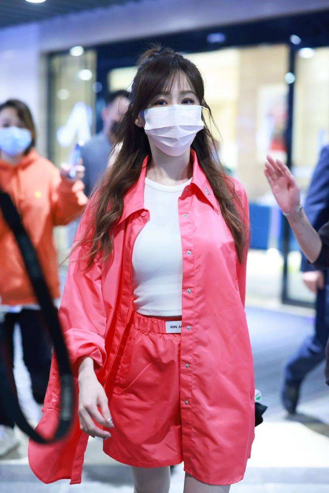 王心凌张天爱乔欣撞衫，同款衣服美感不同，气质差距大