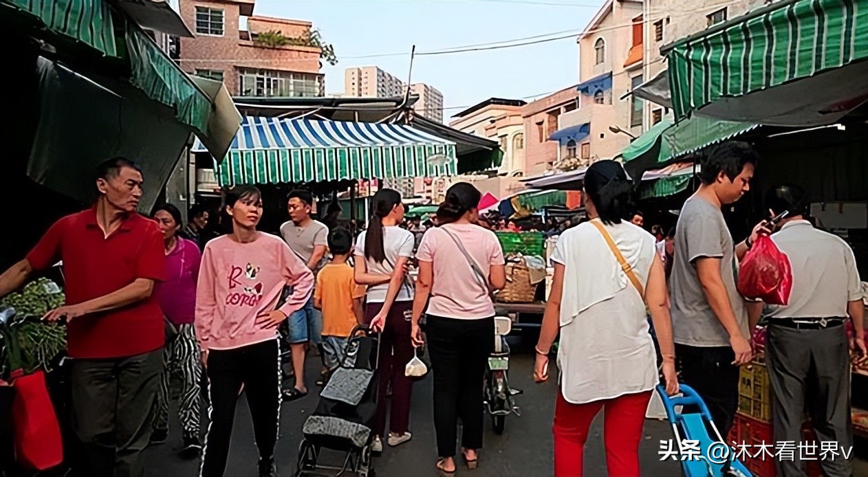 武汉小贩菜场捡2名女婴，为养女一生未娶，亲生父母认亲被拒