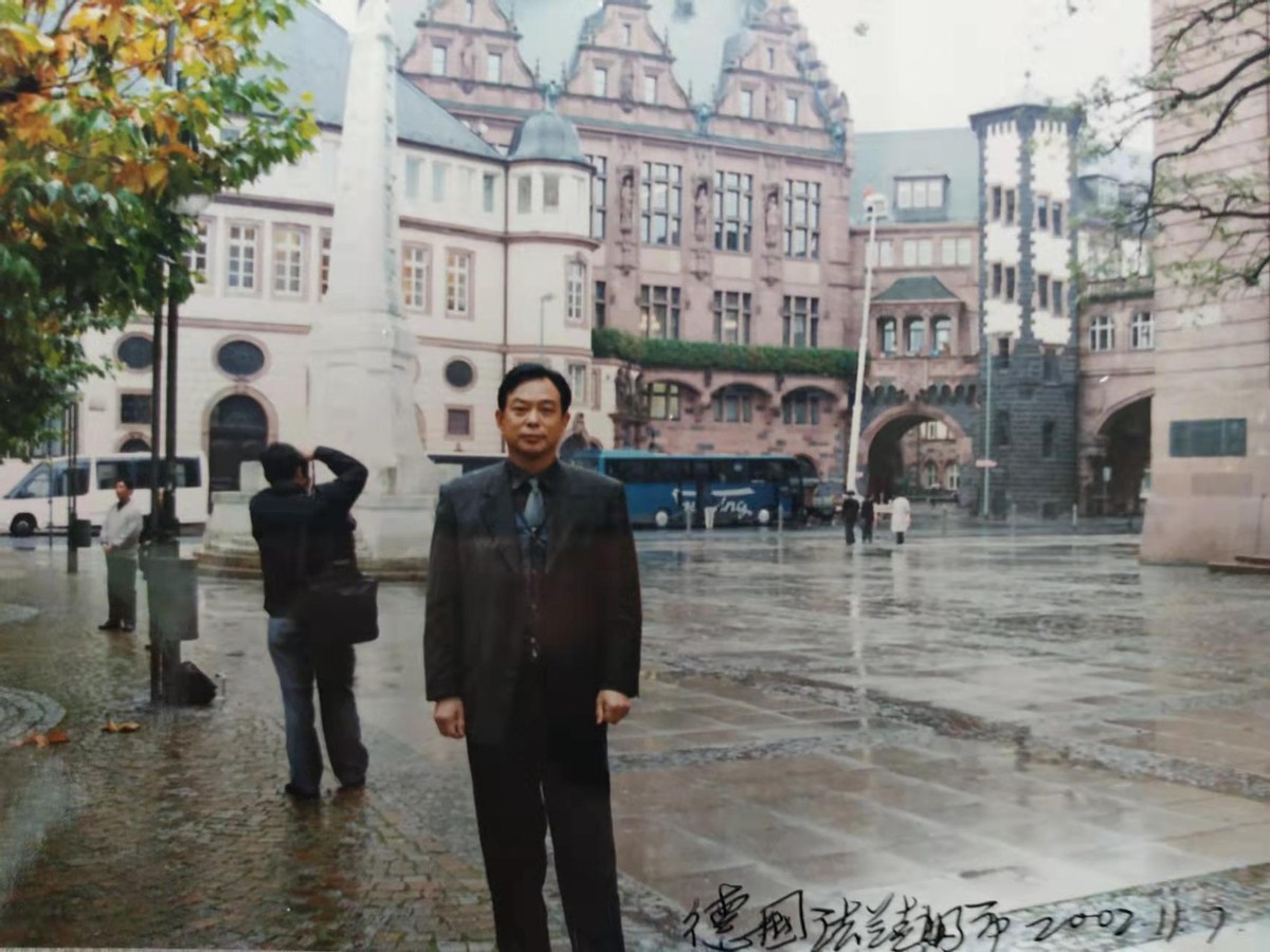 在欧洲“空中门户”法兰克福，参观没有山的“罗马山”
