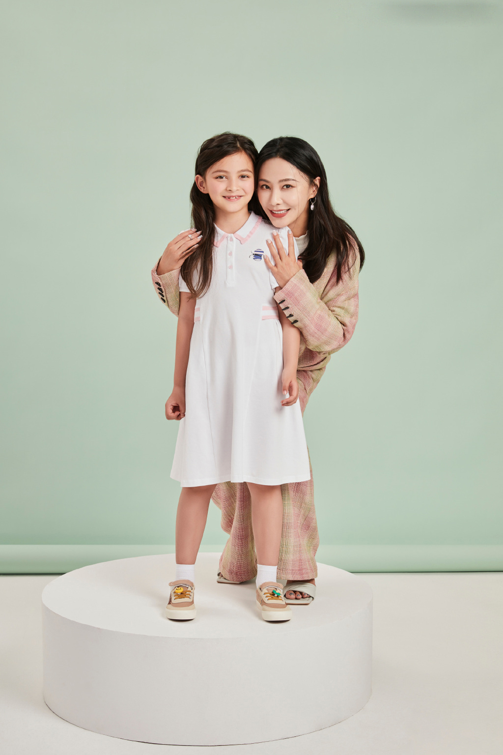 吴奇隆前妻分享亲子照，女儿和儿子乖巧可爱，向老公表白超浪漫