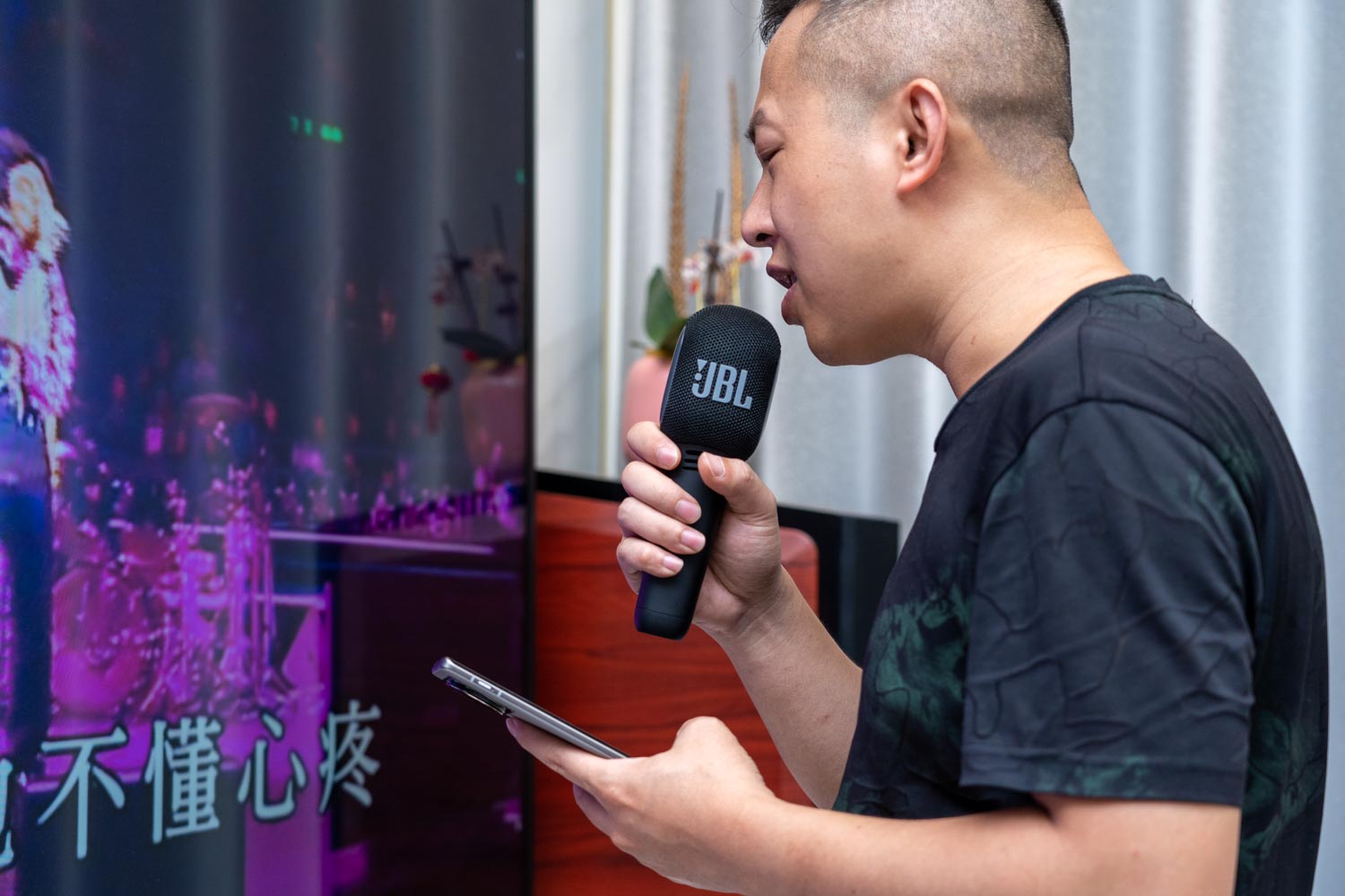 客厅秒变KTV！JBL音乐唱将麦克风沉浸体验