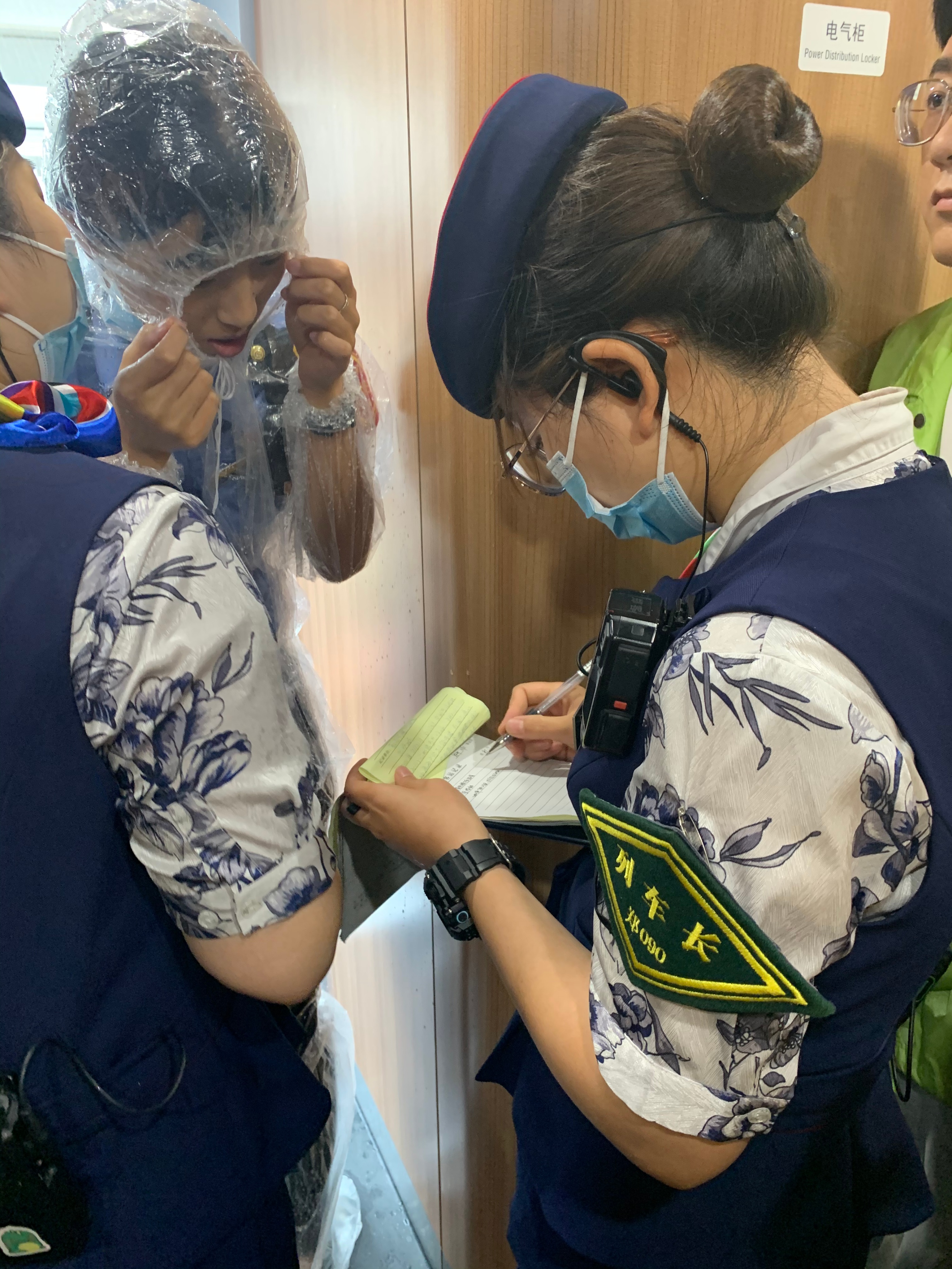 包继静：从农村女孩到高铁列车长