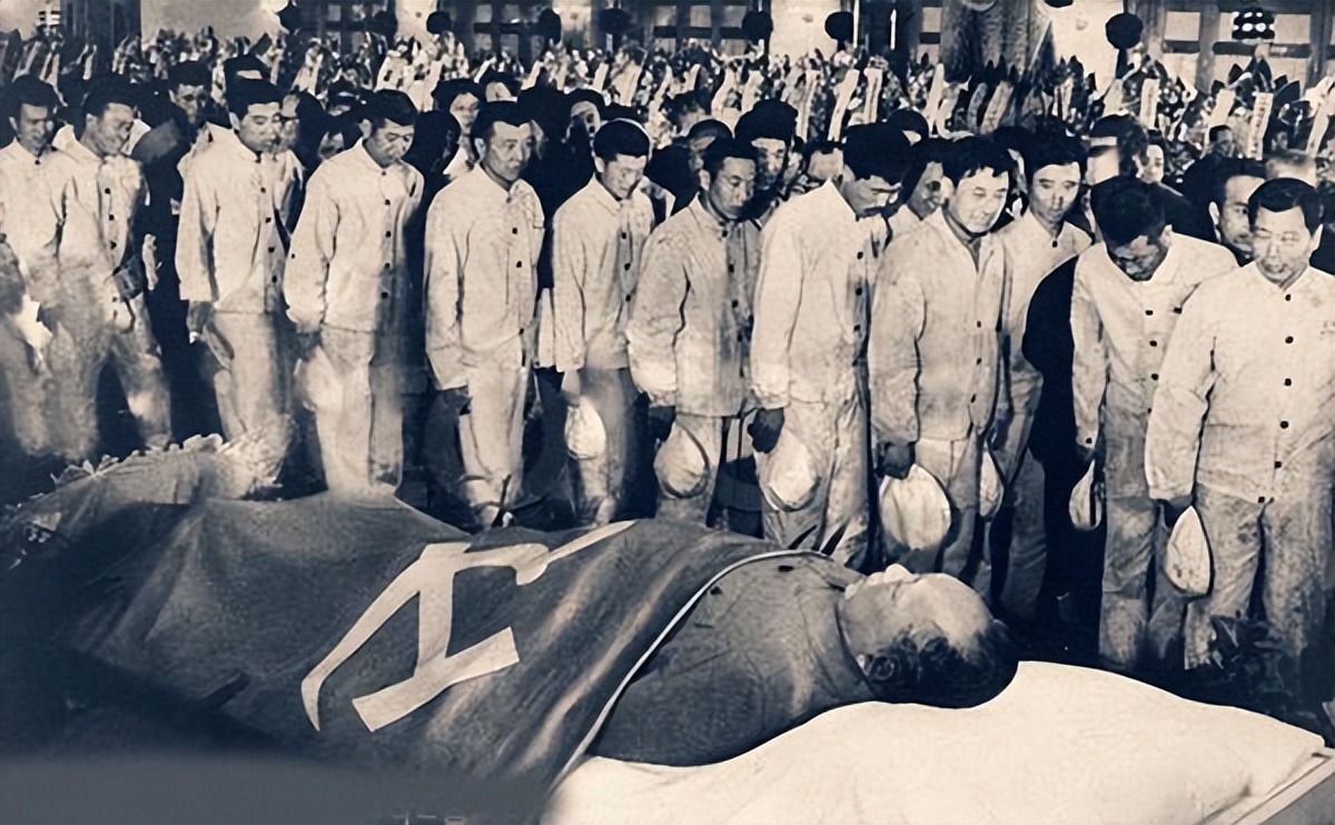 1961年刘少奇参观毛主席故居，看到门匾后严肃道：这个字需要改