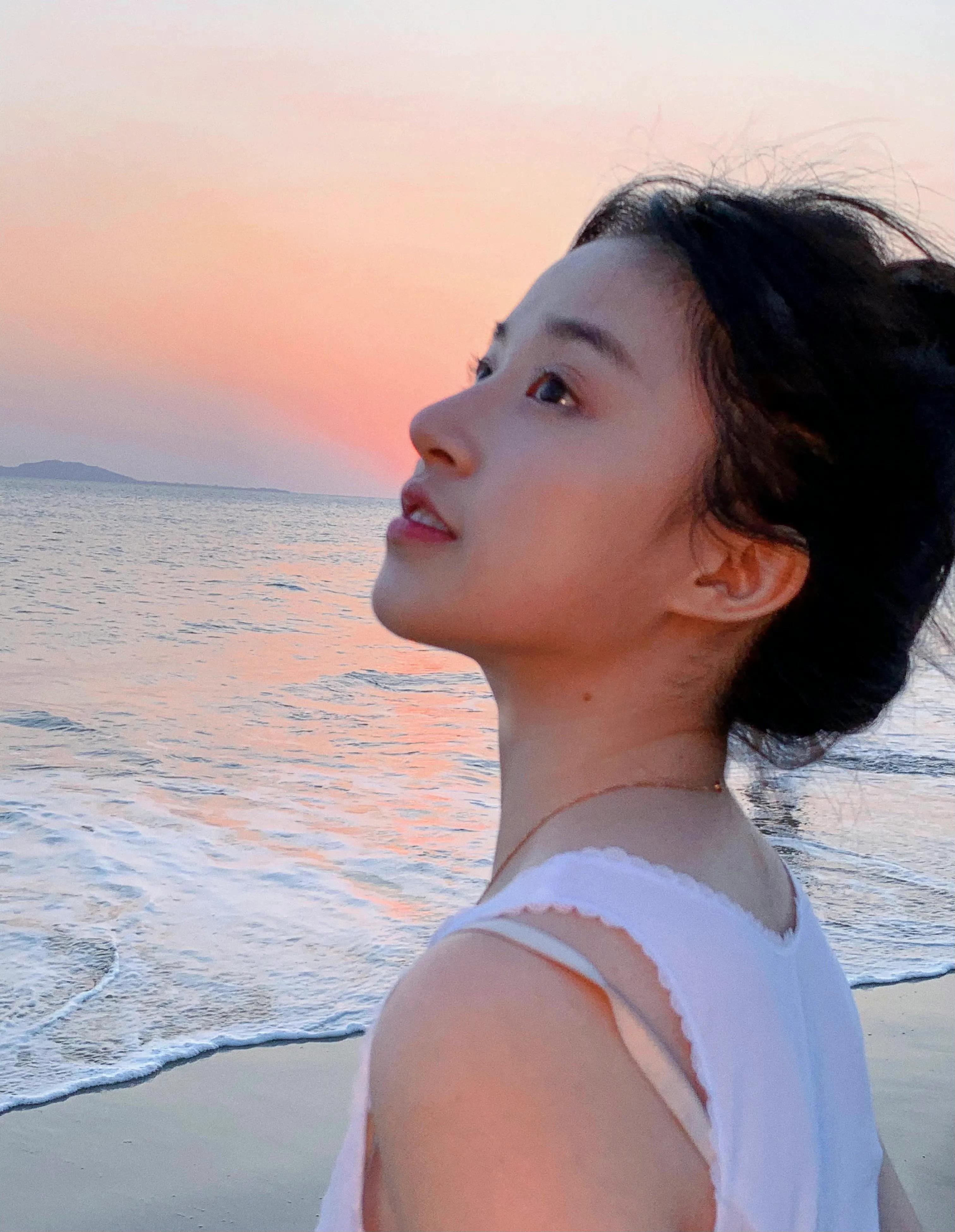 颜值控精选系列——甜妹爱笑的严屹南小姐姐海边随拍花絮