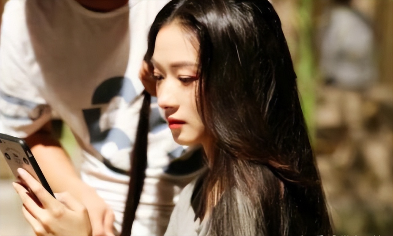 万茜嘟嘴，热巴、吴宣仪眨眼，女星油起来和男星简直不相上下