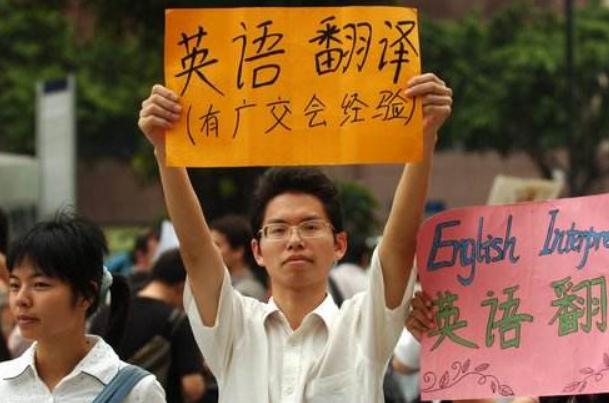 为阻挡学姐推销，大学生煞费苦心，寝室奇葩标语叫人憋不住笑