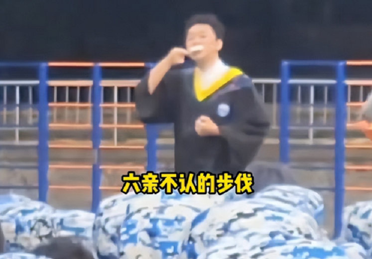 武汉大学毕业生偶遇新生军训，边吃雪糕边炫耀，下一秒变“乖巧”