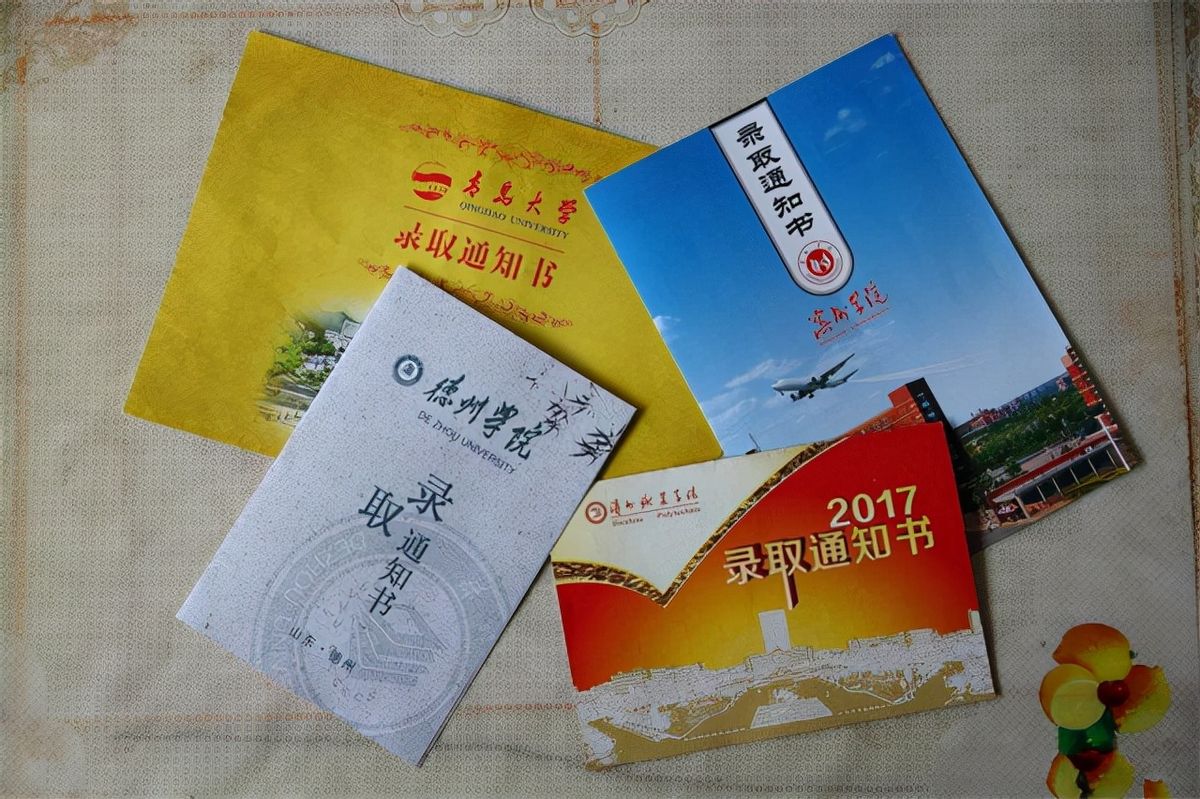 2017年山东农村四胞胎姐妹花同时考上大学，父母给他们买了部手机