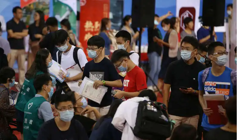 清华课堂照火了，家长视角独特：竟没一人染发，学习好是有原因的