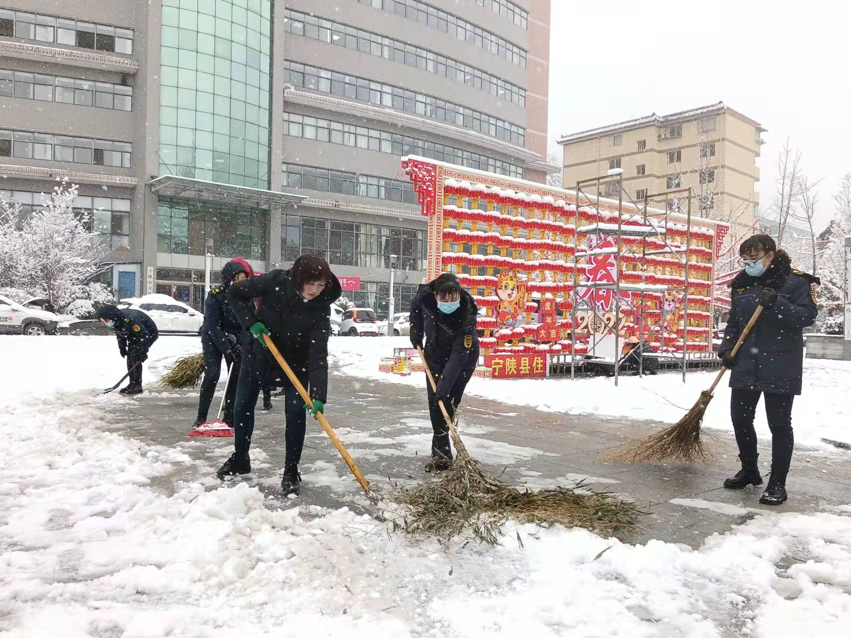 宁陕县住建局：新春降瑞雪 城区清雪忙