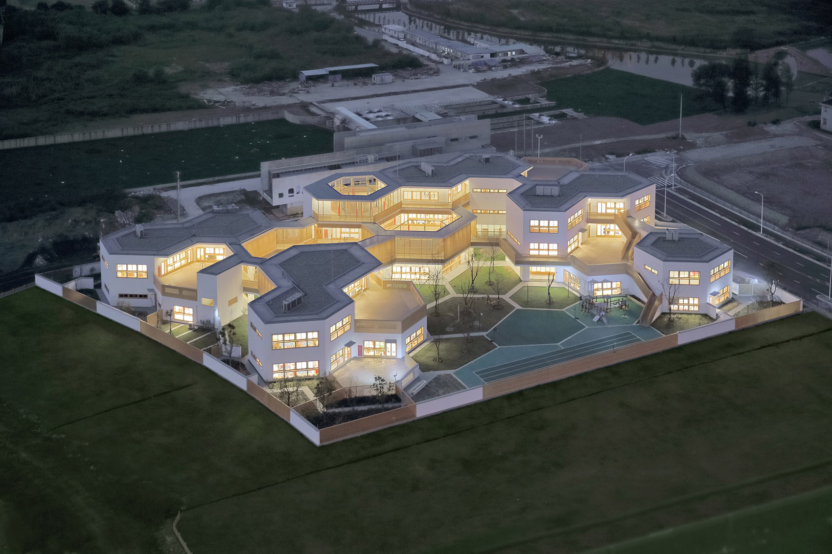 五颜六色的幼儿园OUT了！快看这蜂巢般的“素颜”校园