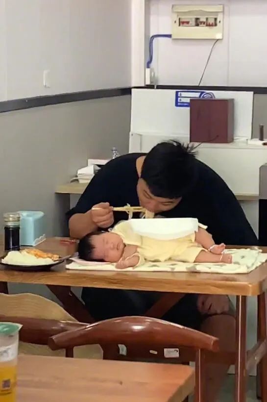 “黄晓明跟赵丽颖不是离婚了吗？”网友看傻：是离了，各离各的…