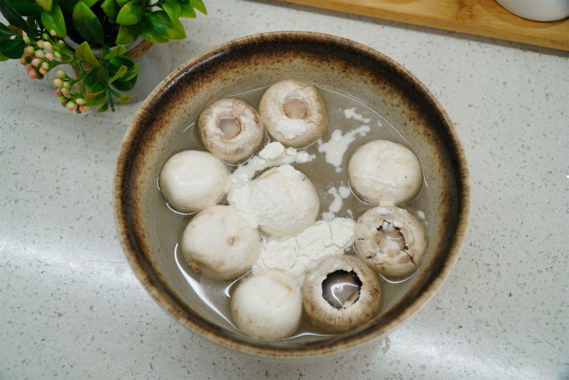夏天，絲瓜和口蘑是絕配，煮湯喝好喝營養，很多人還不知道做法