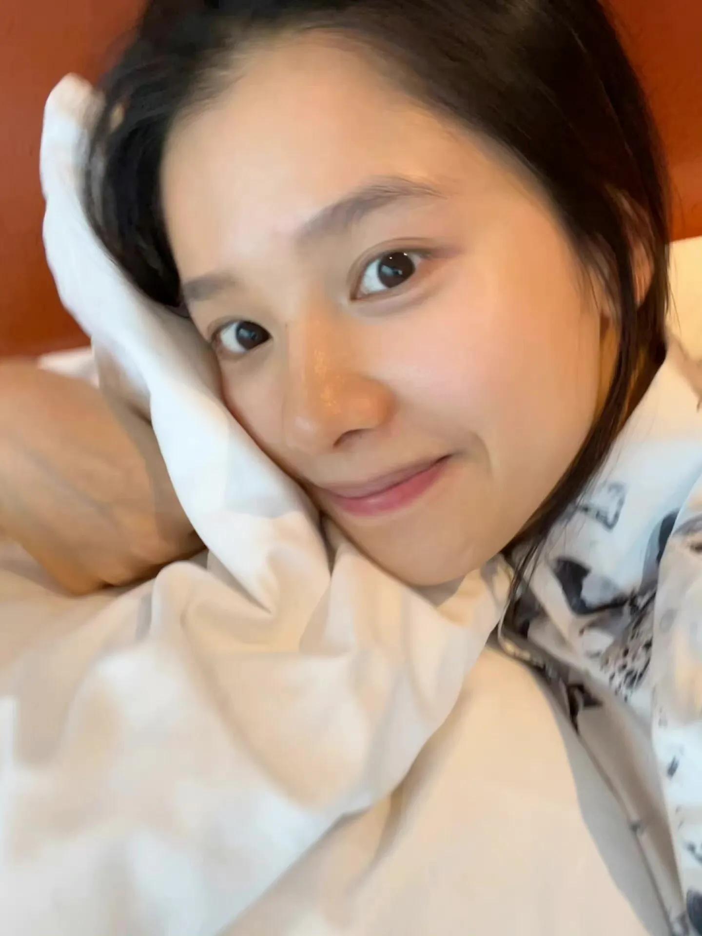 张婧仪，睡到自然醒