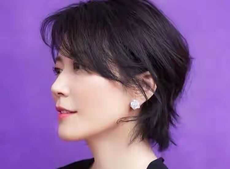 女人到中年適合“長發”還是“短發”？關鍵看這4點，剪錯會顯老