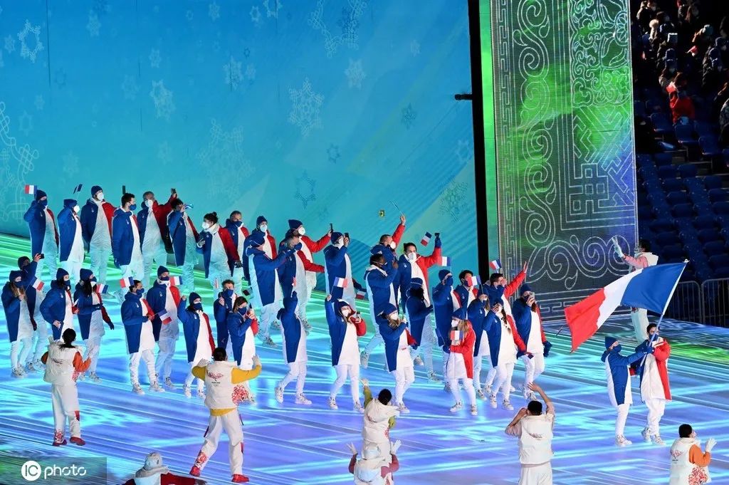 冬奥会开幕式成为羽绒服种草现场，各国运动员穿的都是什么品牌