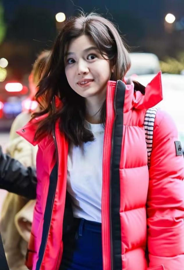 陈妍希新年开工首秀,红色羽绒服保暖又吸睛,中长卷发洋气又减龄