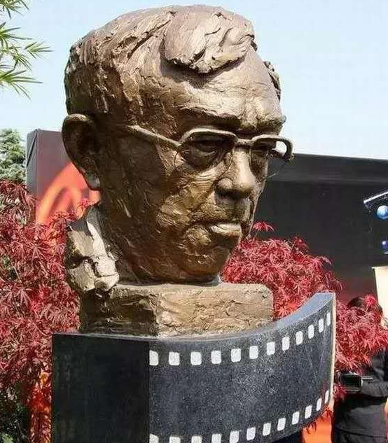 谢晋：4个子女3个低智，唯一正常的孩子患癌离世，一生比黄连还苦