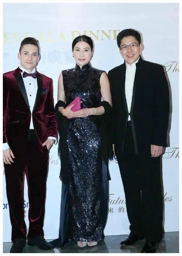 郭晶晶：国民好媳妇，陪霍启刚上街宣传爱国教育，打扮朴素接地气