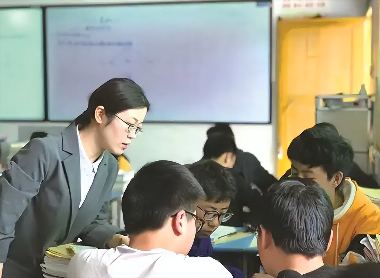 高校老教师打扮尽显雅致，年轻人自愧不如，家长却在线“泼冷水”