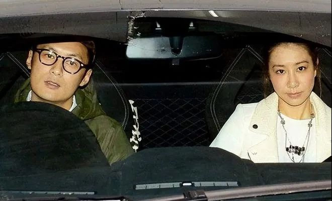 35岁歌手官宣三胎！巅峰期闪婚嫁初恋，神仙爱情感动网友：要幸福