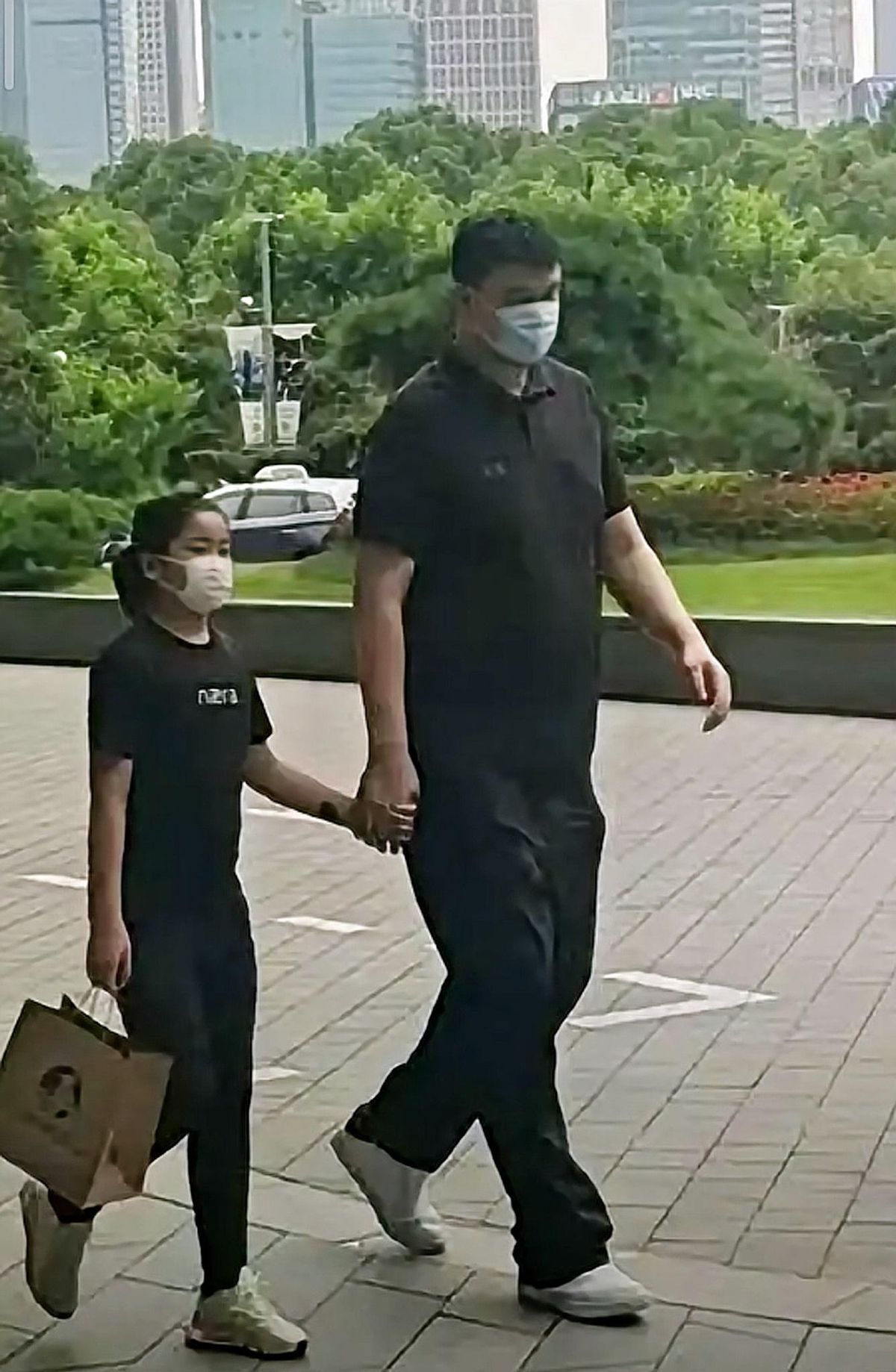 姚明女儿现身机场做核酸,12岁175cm身高很显眼,穿搭配色太奇怪 - 千序
