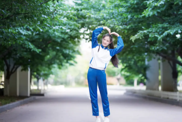 为啥贵族学校女生穿裙子，普通学校女生穿裤子？学生表示强烈不满