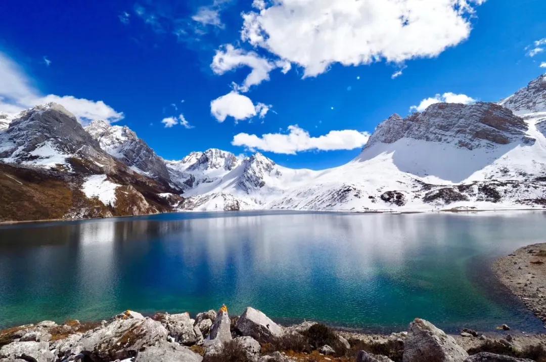 大自然的鬼斧神工(十)九寨沟的雪山,碧水,绿树