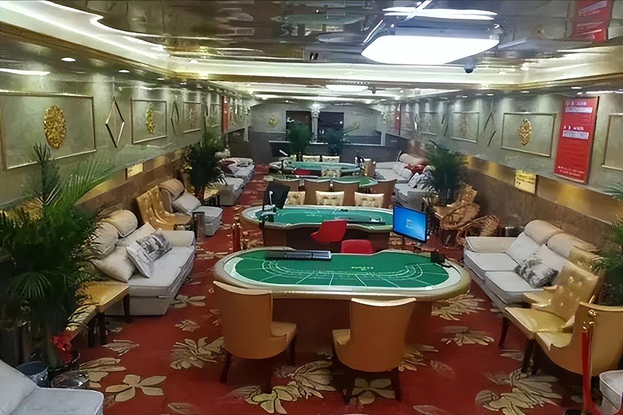 17年苏州运河夜夜有美女登船，警方锁定旧货船，破门后被震撼到了