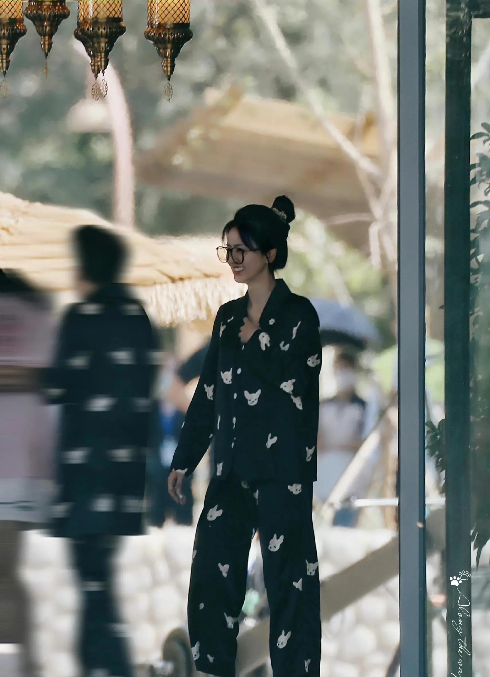 白鹿蔡徐坤睡衣造型，慵懒居家风格，睡意朦胧的样子好可爱