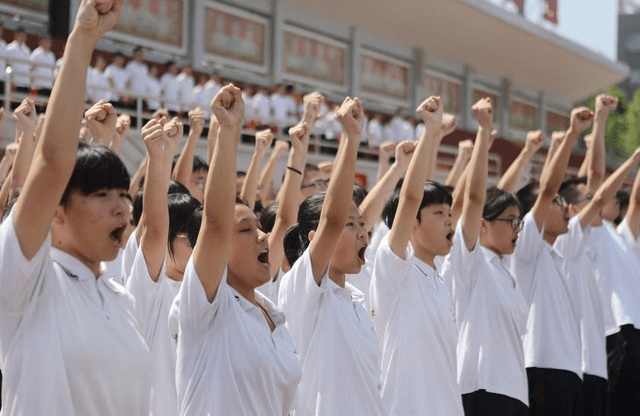 高考生迎来“好消息”，2022录取分数线或将下降，中等生最受益