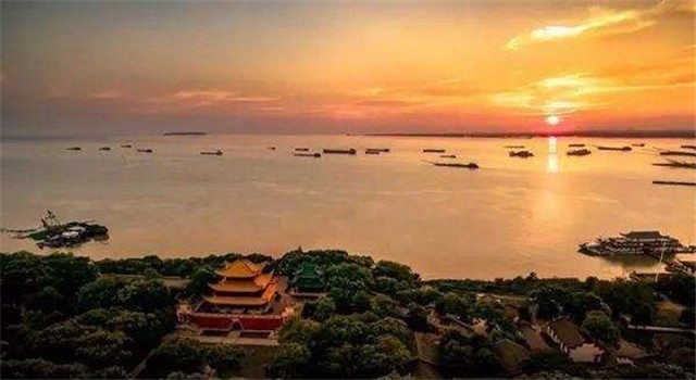 2004年，五旬老汉“易容”，骗财骗色22岁女大学毕业生