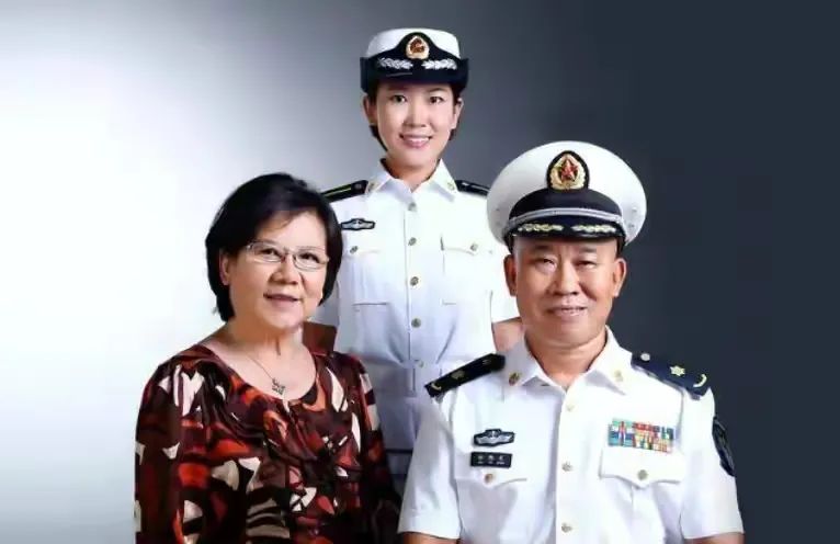 要钱没钱，要貌没貌！7位丑男演员娶的老婆，一个比一个漂亮