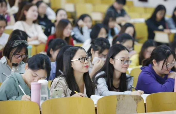 大学生活揭开了很多同学的自卑，不是因为不够努力，现实很无奈