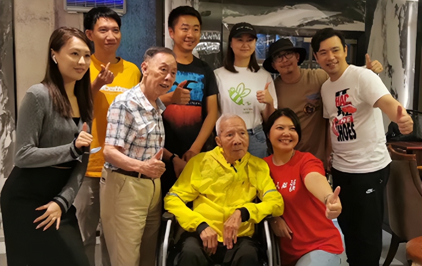 两位相声大师罕同框！85岁黄俊英精神好，87岁杨达坐轮椅行动不便