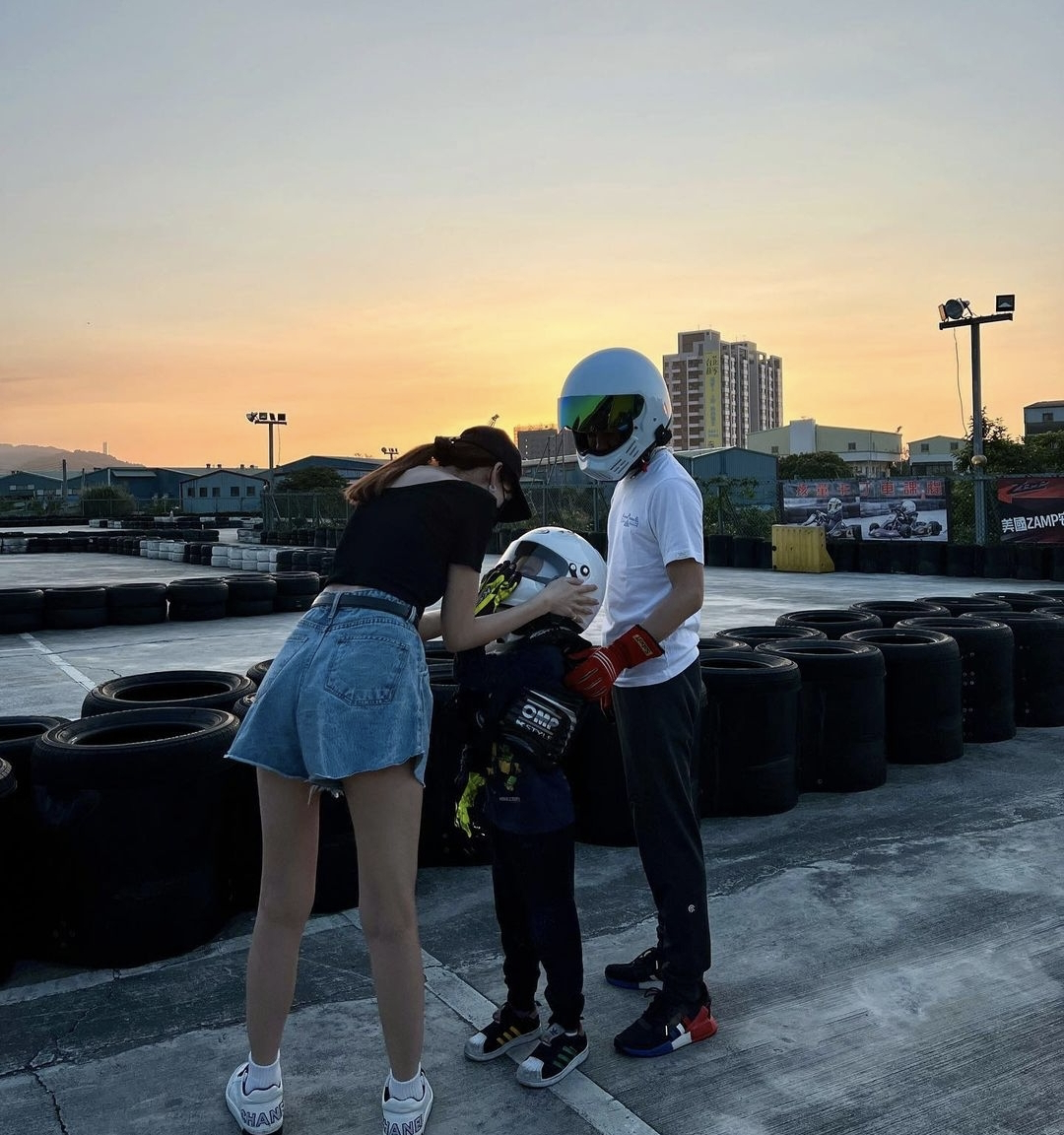 林志颖赛车事业后继有人，连续3天陪儿子练车，罕见与妻子秀恩爱